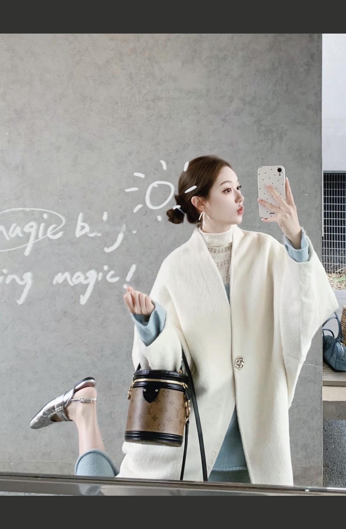 少女穿搭指南：白色大衣+浅蓝色长裙，优雅气质，尽显时尚风范。