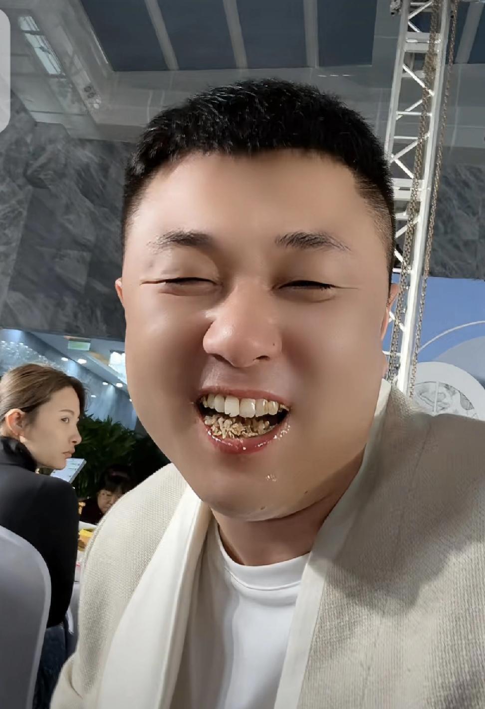 老葛看到方丈和散打为自己大打出手都乐蒙了，虽然是剧本，但可是，因为都是有头有脸的