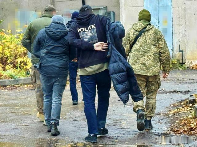 英国记者在乌采访:同事当场被抓去当兵!乌军征兵急到“见人就薅”!英国记者去