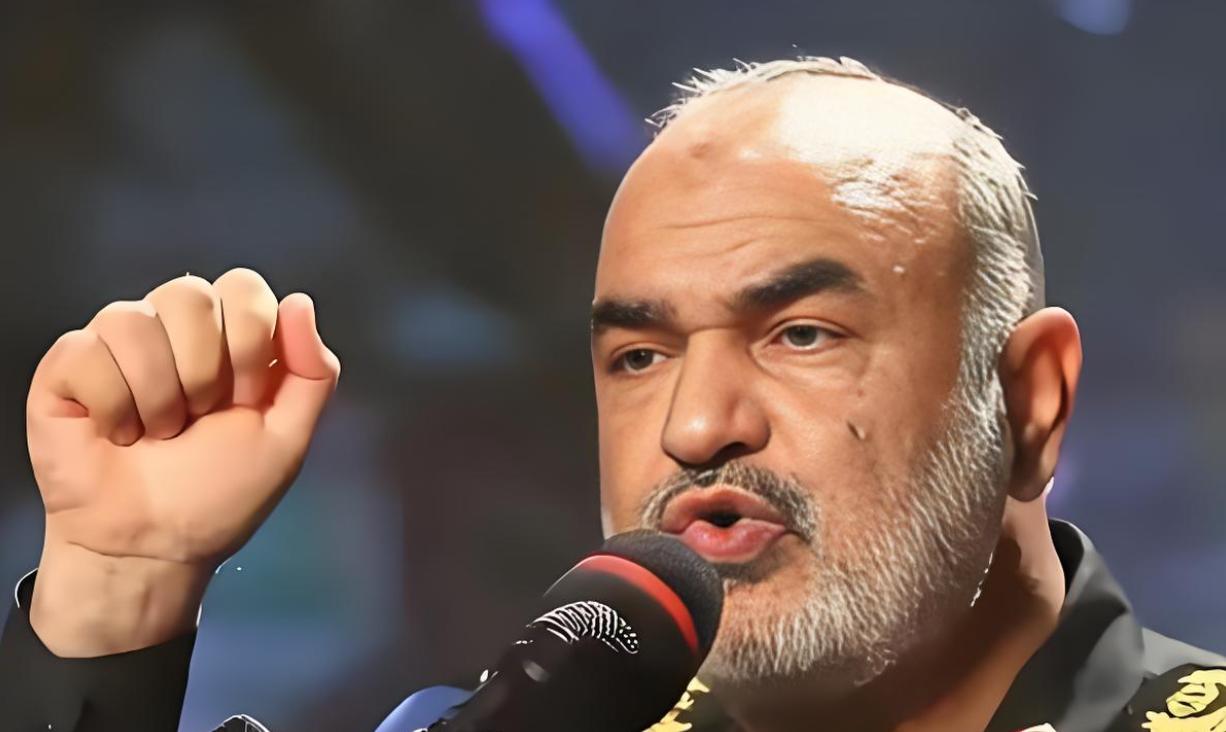 特朗普集结大军出动航母战斗群即将对伊朗动手，但有个道理摆在眼前：摆烂谁都会，敢