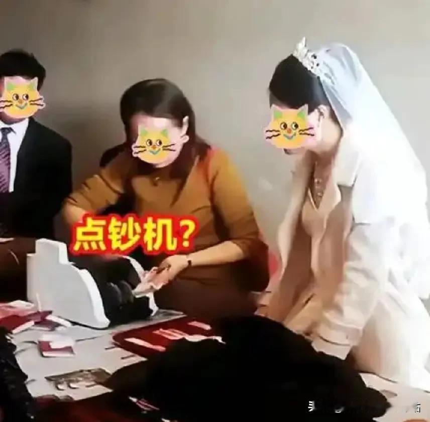 八万八彩礼当场点钞，有点侮辱新娘，新娘转头就走！近日，周口一家结婚现场。新郎