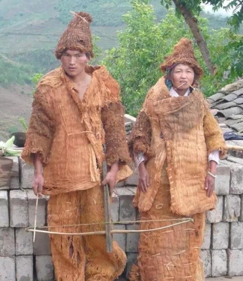 1956年，解放军在云南原始森林深处，发现一群衣不蔽体，蓬头垢面的男男女女。经过