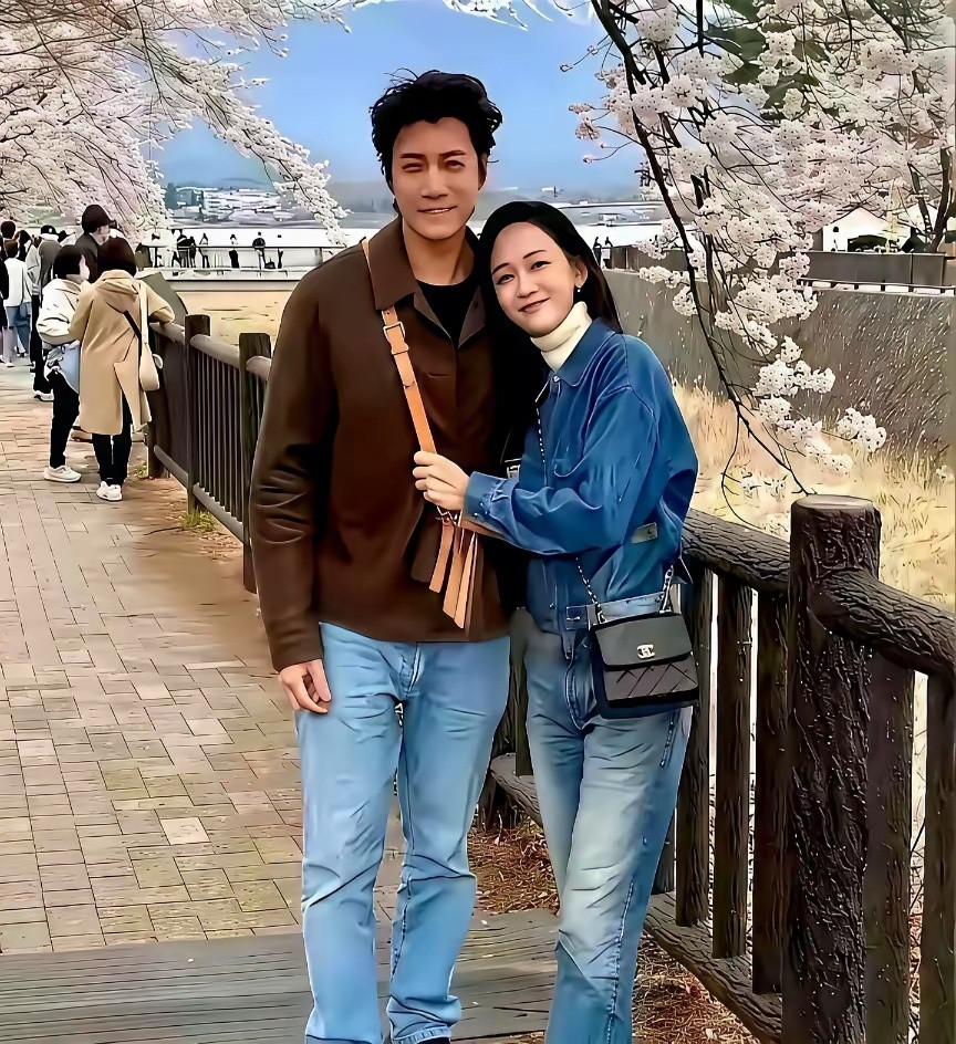 47岁活成27岁，上半年跑东京看樱花，下半年直接扎进马尔代夫的海水里。​镜头晃动，她冲着沙滩喊了句宝