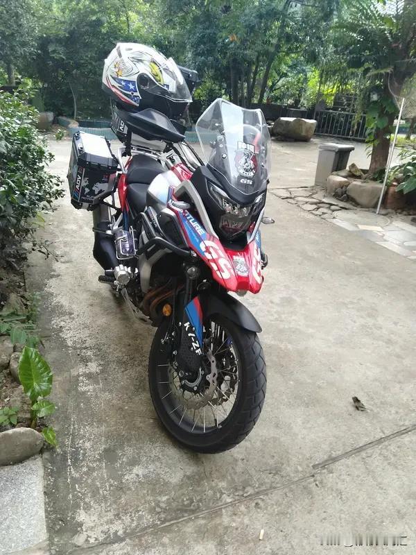 摩旅选摩托车，得先看预算。要是预算有限，像豪爵DR300就挺不错，价格在3