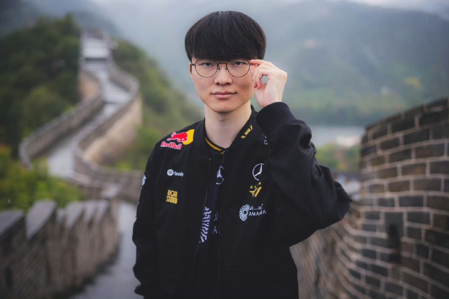 不那么嚣张!Faker采访时被问到是否三连冠~Q:对于你