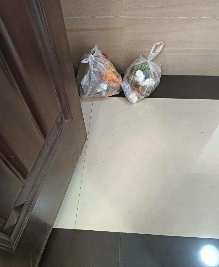 中午和邻居大吵一架，差点动手！我正准备送餐，一开门，就看见两袋垃圾堵