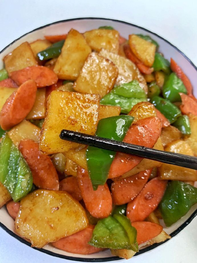 超级下饭的家常菜，今天晚餐长这样青椒火腿肠炒土豆片​​​我的宝藏食谱​​​