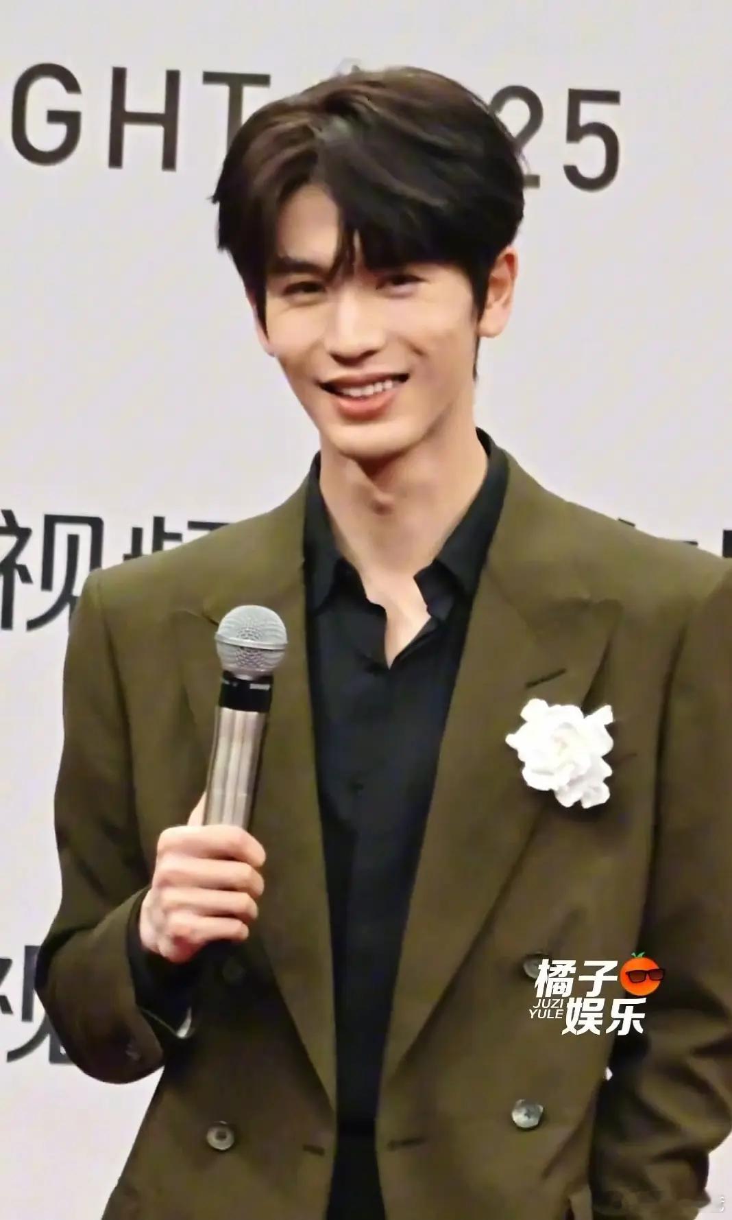 张凌赫在星光大赏笑容又被审判了，为什么他一笑就变得好丑