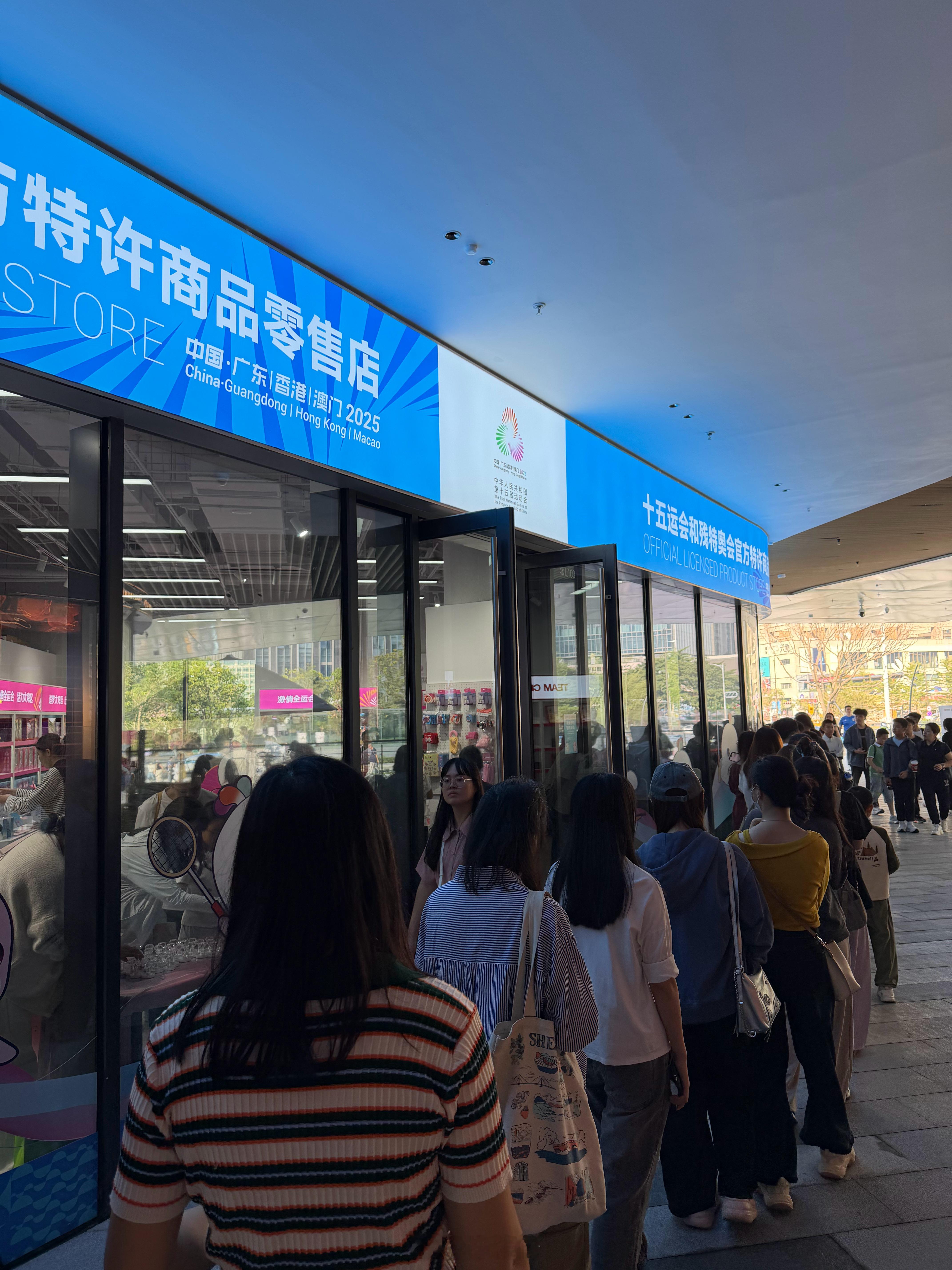 大湾鸡彻底火出圈了，今天排了队，但是没有轮到十二生肖盲盒，听说这个捏捏也是非常的