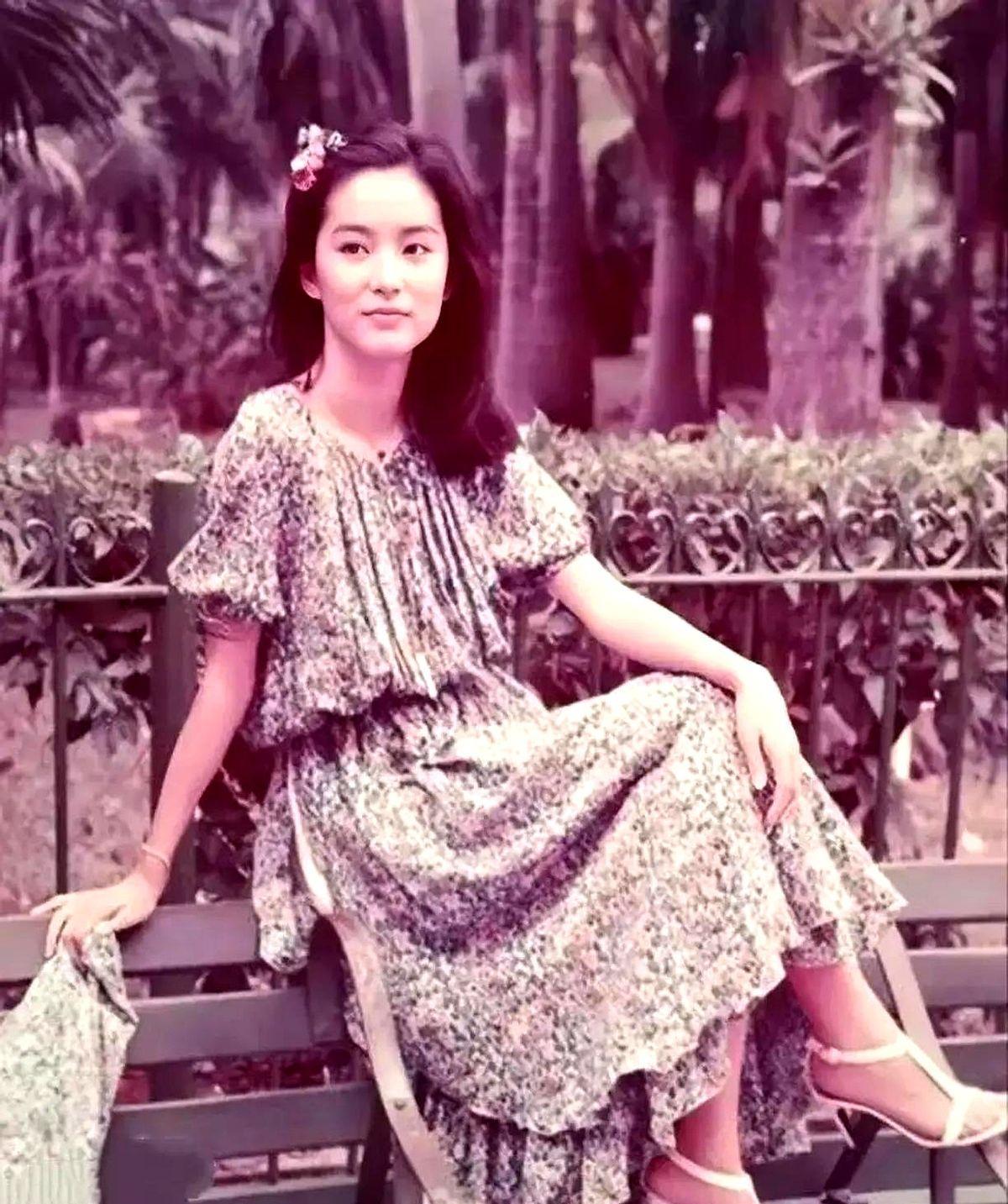 19岁演《窗外》，一年拍14部片，没人敢信这是真的。30岁反串东方不败，一袭红