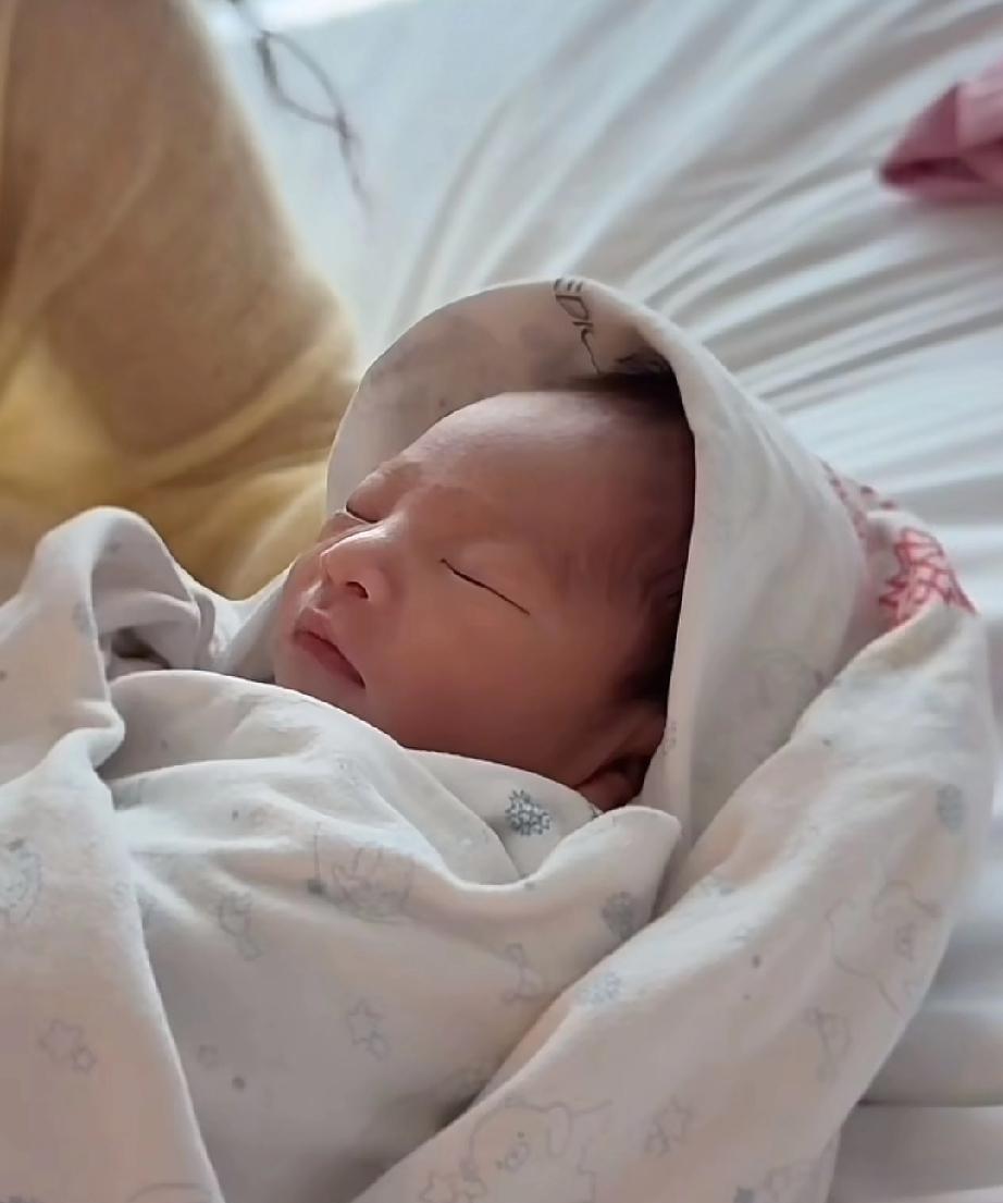 你没看错，汪小菲这次婚结得比直播下单还快。婚后三个月，新太太马筱梅直播时一捂嘴