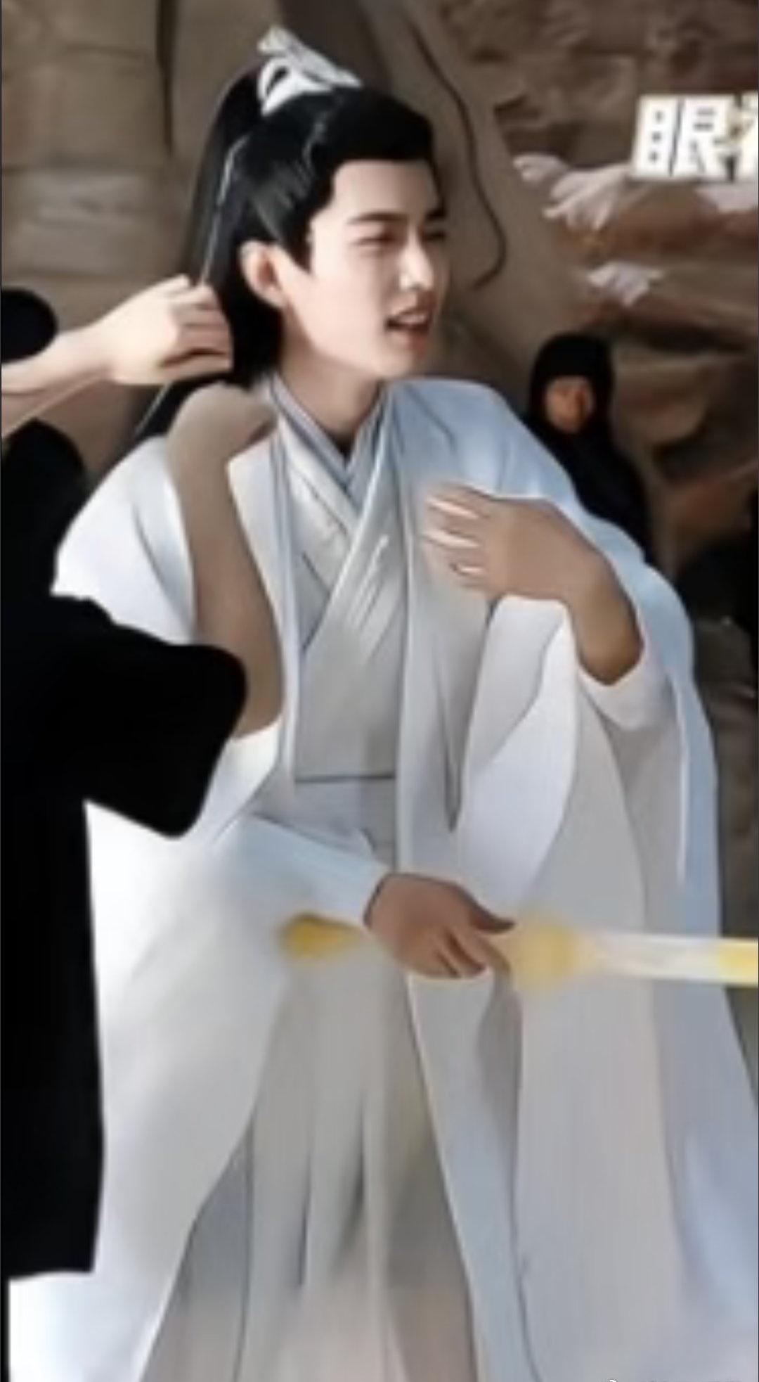我要笑死了刷到有姐妹说肖战里面穿的是黑色大裤衩[捂脸哭][捂脸哭]​​​