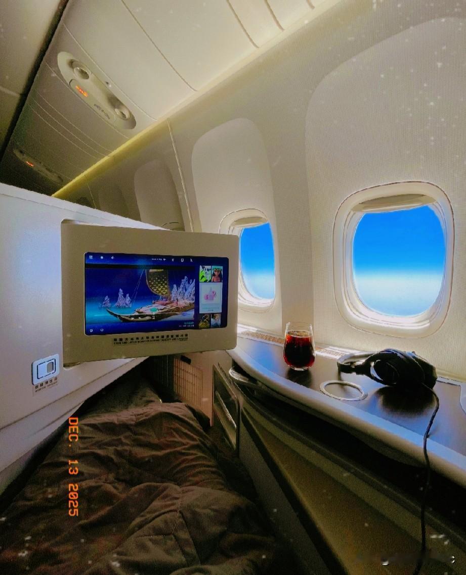 我今天坐个飞机，没想到滤镜碎了一地，你猜怎么着？我旁边居然是个北京某顶级9