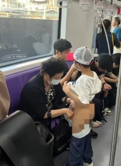 5月24日，上海地铁内一孙子尿急，奶奶用塑料袋为其接尿。被网友偷拍发到网上，并配