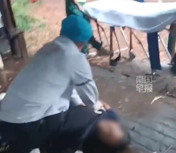广西柳州一凉亭突遭雷击, 2名游客重伤被紧急送医