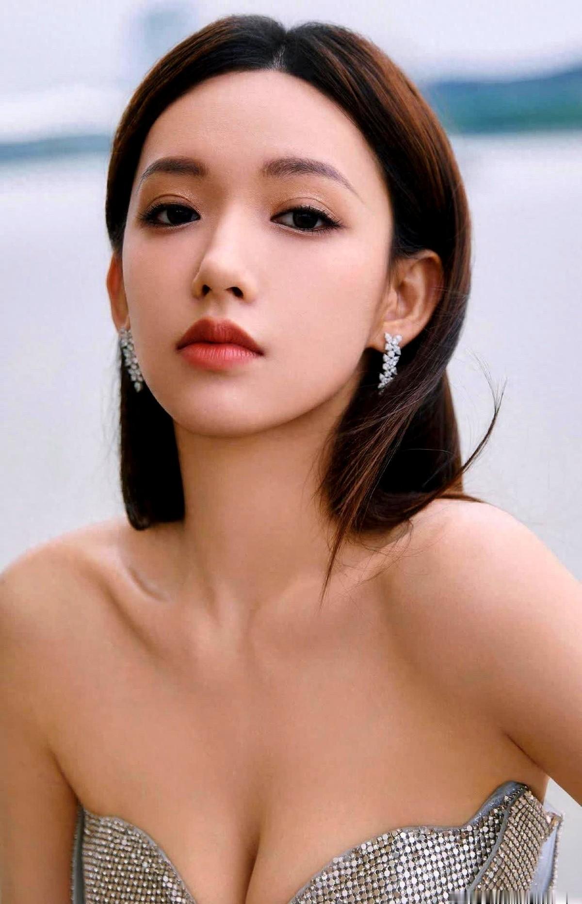 说句实话，这套银色满钻抹胸裙，换个人穿可能就是灾难。程潇这次亮相，直接把高调穿在了身上。裙身层层叠叠