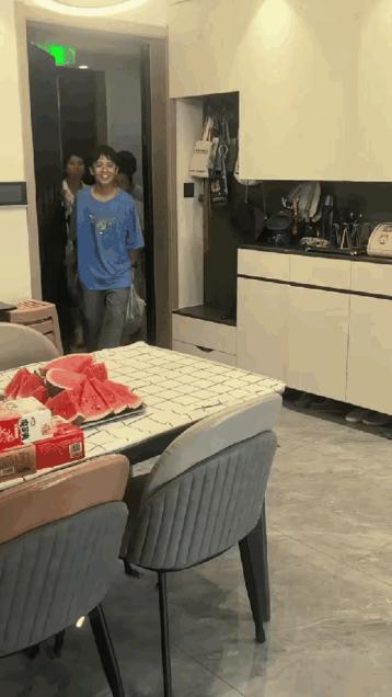 这孩子能成大事。贵州，男孩临近毕业，跟妈妈说邀请同学来家里玩，妈妈以为最多来三五