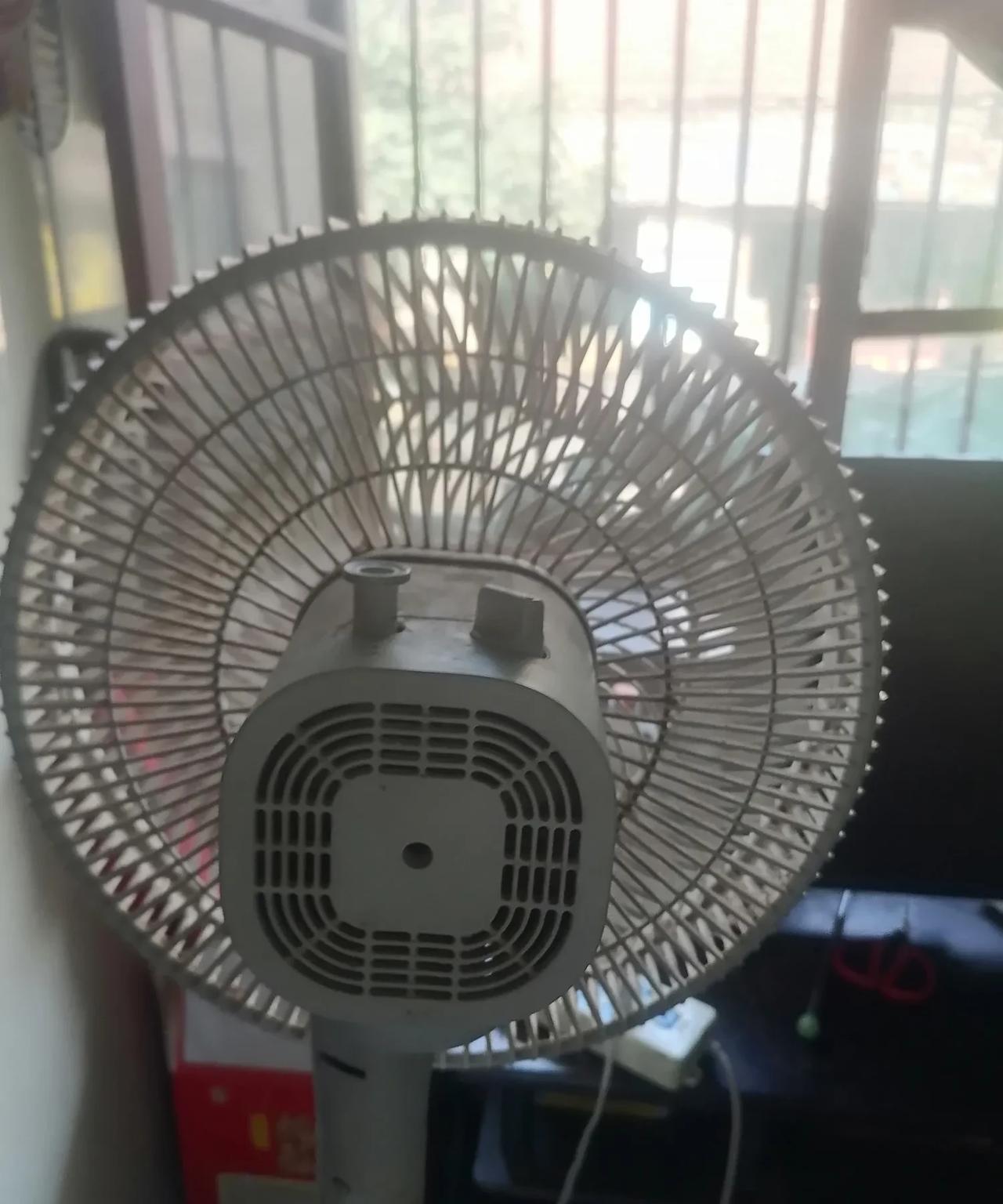 这样开空调能使室内快速降温还省电。现在人们都知道开空调前先打开窗户，这样能够使
