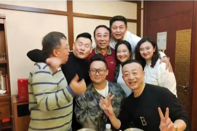 瘦了的贾玲，也显老了不少啊!43岁的贾玲参加师父冯巩的生日宴，减肥后的她并没有