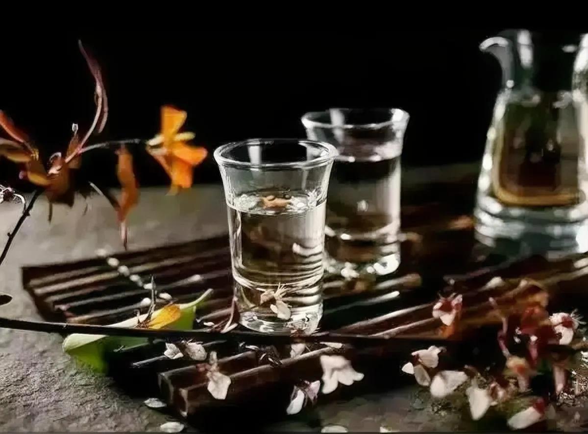 拒绝白酒是一种进步,几年前,53度飞天茅台在终端被炒到3200一瓶,甚至还不知道
