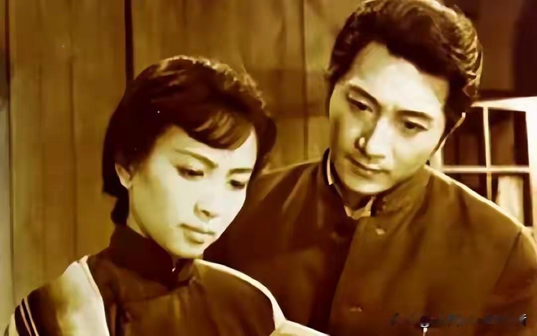1928年，江苏江阴长泾镇，17岁的富家少爷张大炎去同学韦君寰家玩。刚跨进门，一