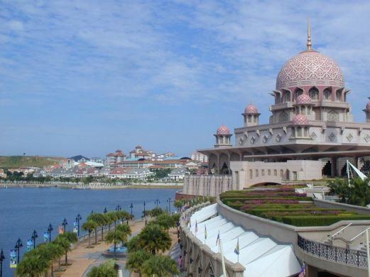 同事买了一辆新车，旧车卖给车贩子开价1.8万，我看着车况挺好的打算留下代步。我说