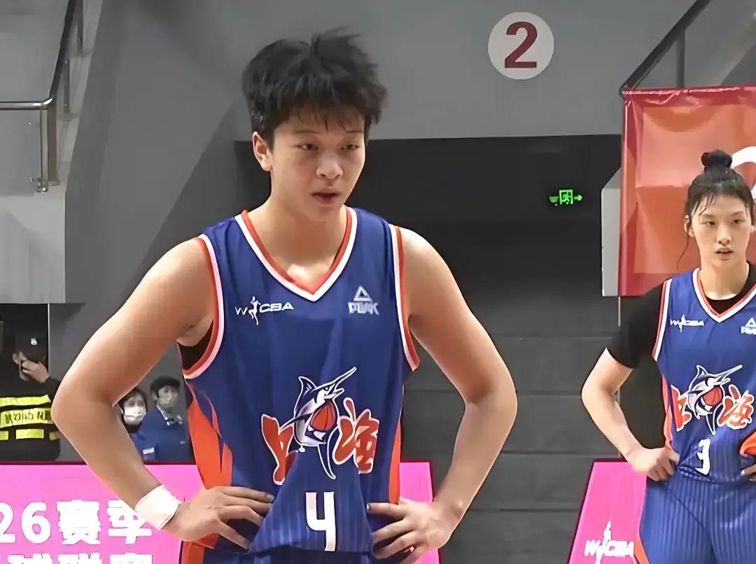 上海女篮84比83啃下北京，最后一球是新人伍湘琳冲进去硬塞的。她173，个子