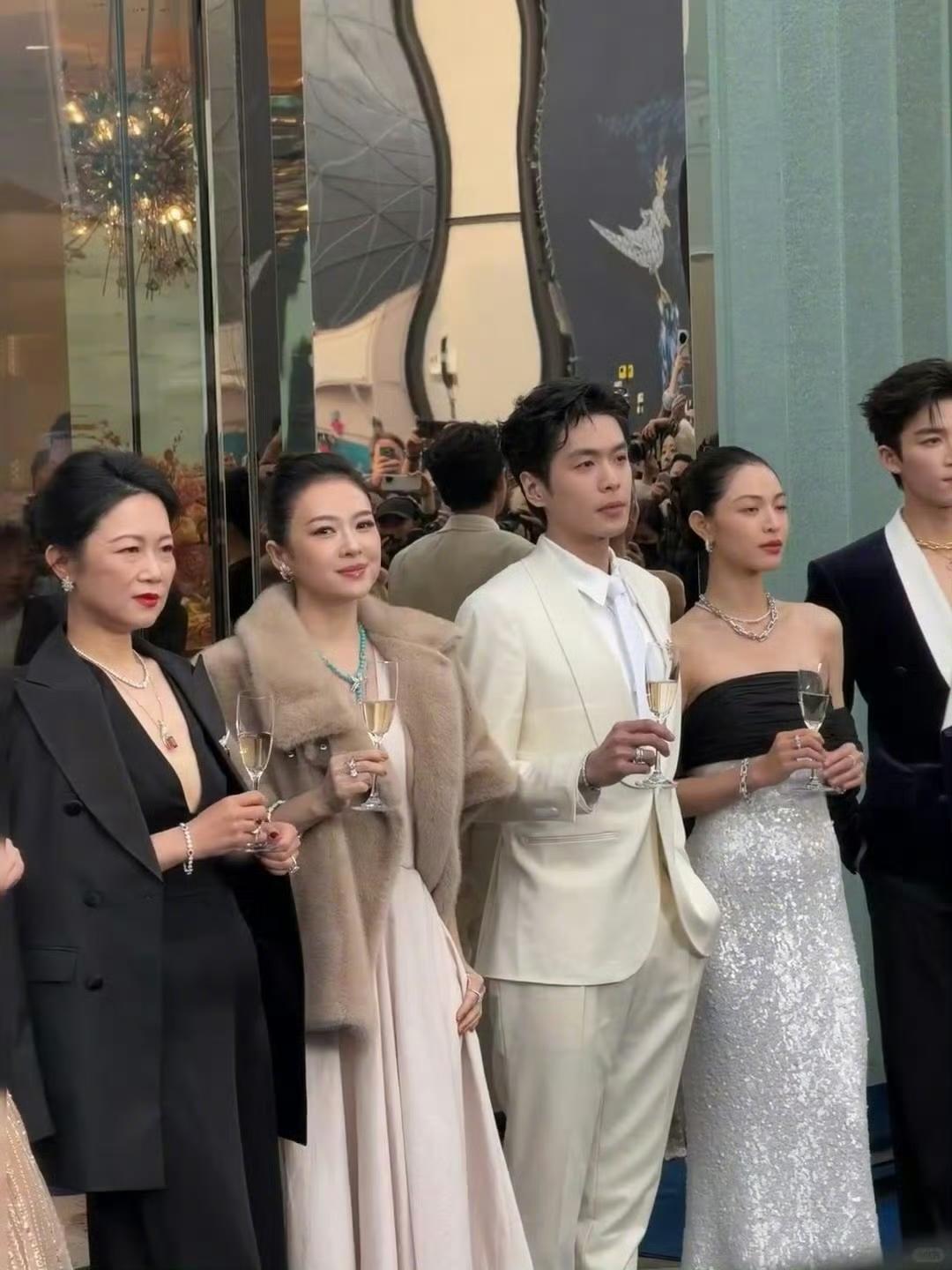 咱们这个年纪的人，看人还是看得准的。章子怡以前那是啥脸？骨头撑着的好看，棱是棱角