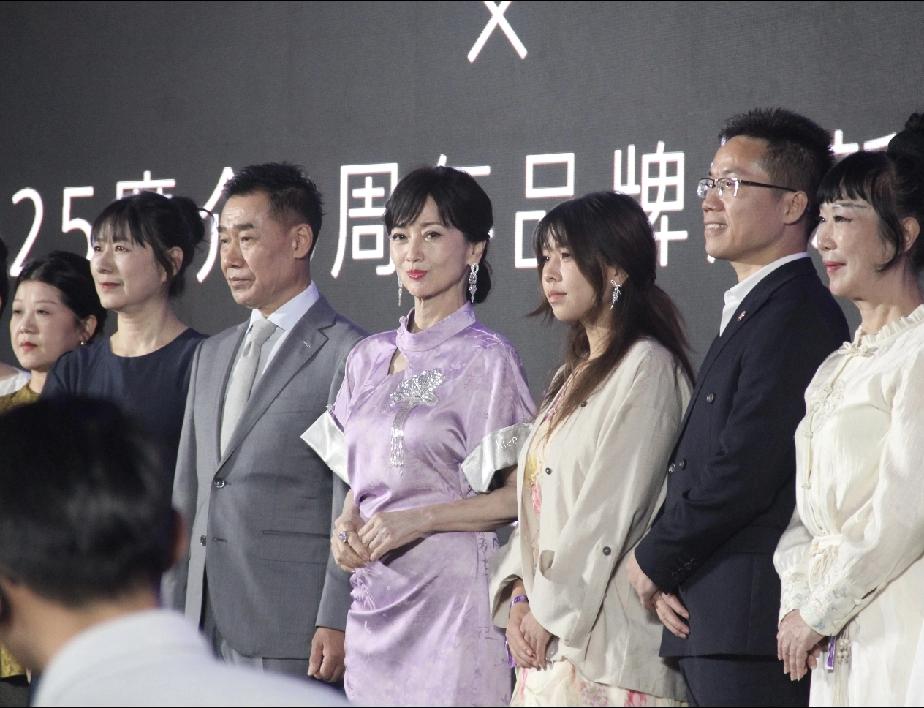 突然觉得赵雅芝活的也挺累的，不是嫉妒她的美貌，而是心疼她在聚光灯下的每一秒。