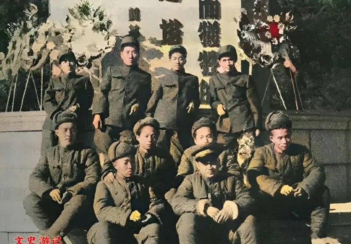 毛岸英生前的最后一张照片，1950年10月，他和战友们正式入朝作战前，后排左二，