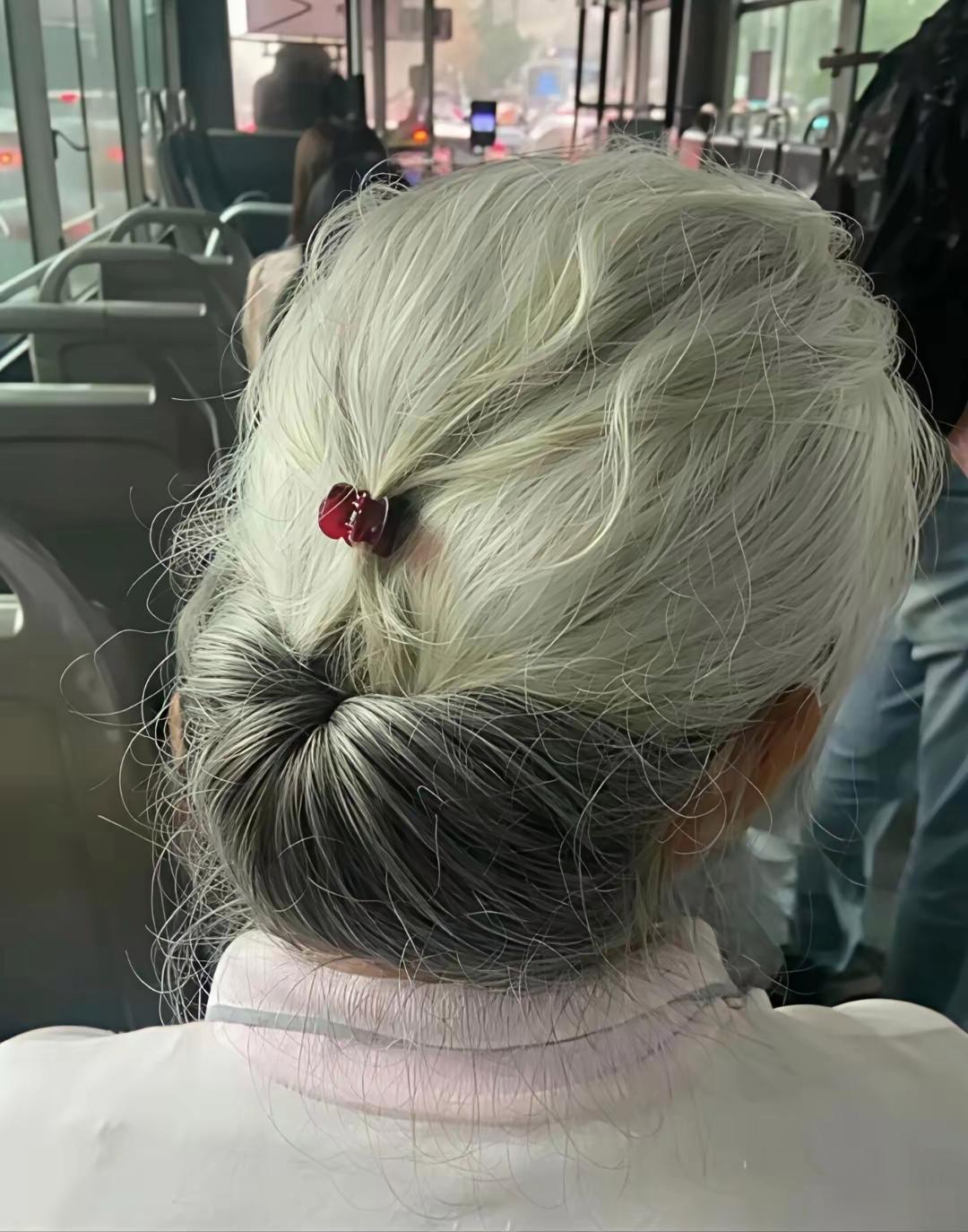 这位阿姨的头发梳得太好了吧