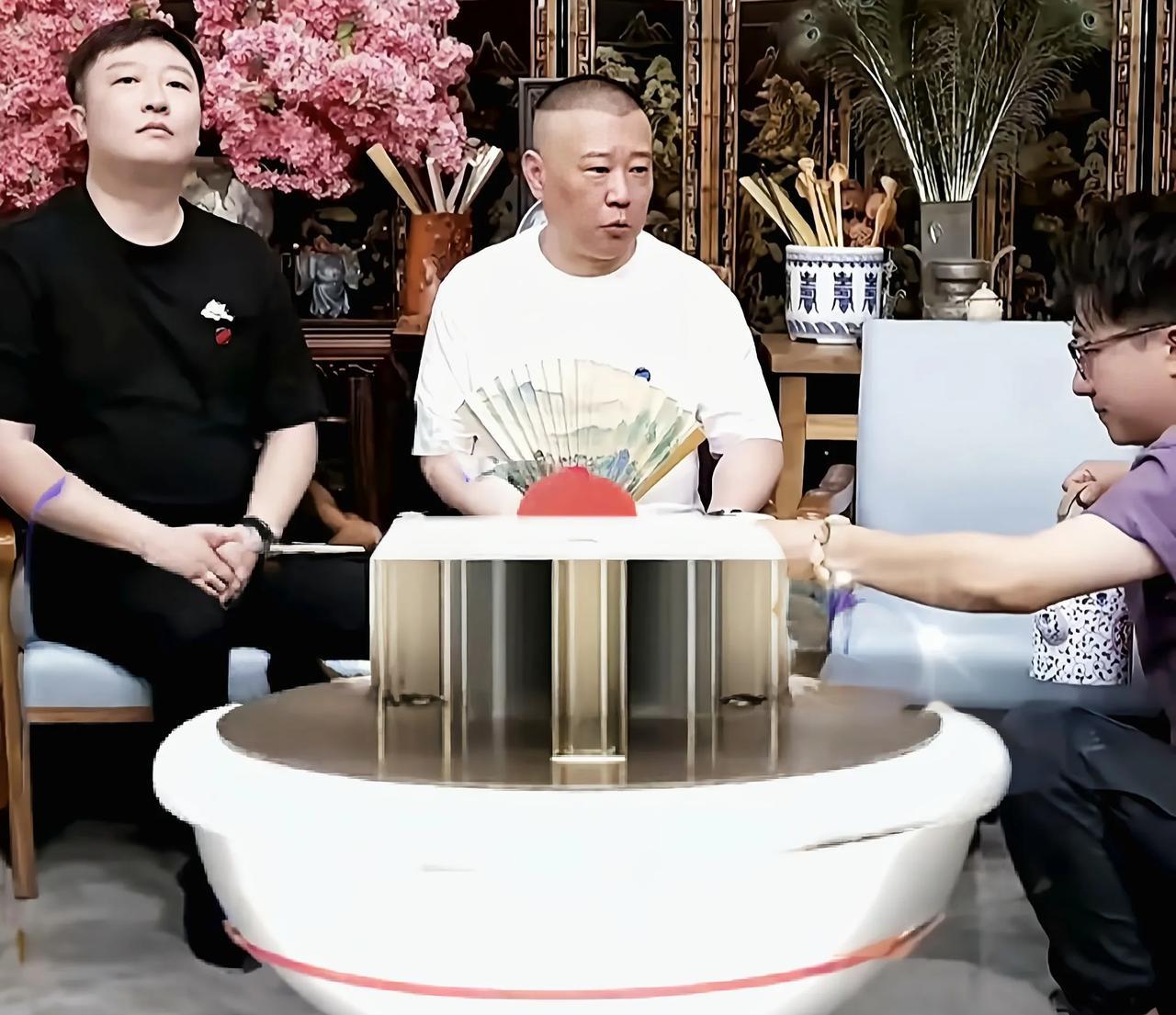 半跪着给郭德纲老师倒茶，和曹鹤阳分类两旁，感觉张鹤擎又要高升郭德纲老师开启直播