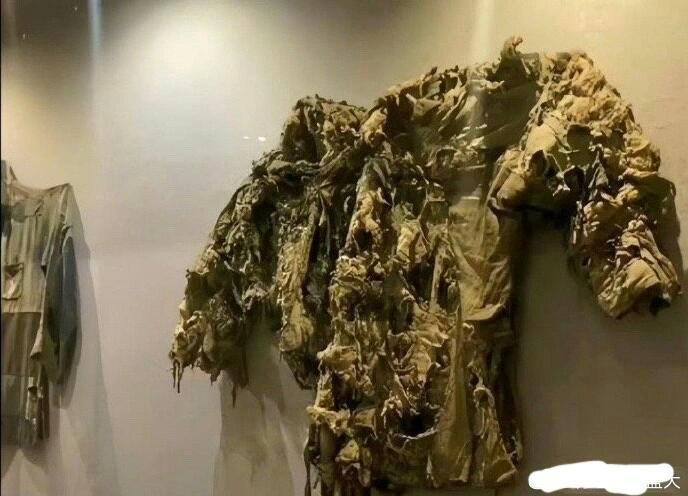 这就是黄继光被子弹打烂的军衣，革命先烈真的好伟大，他永远活在人们的心中。致敬！