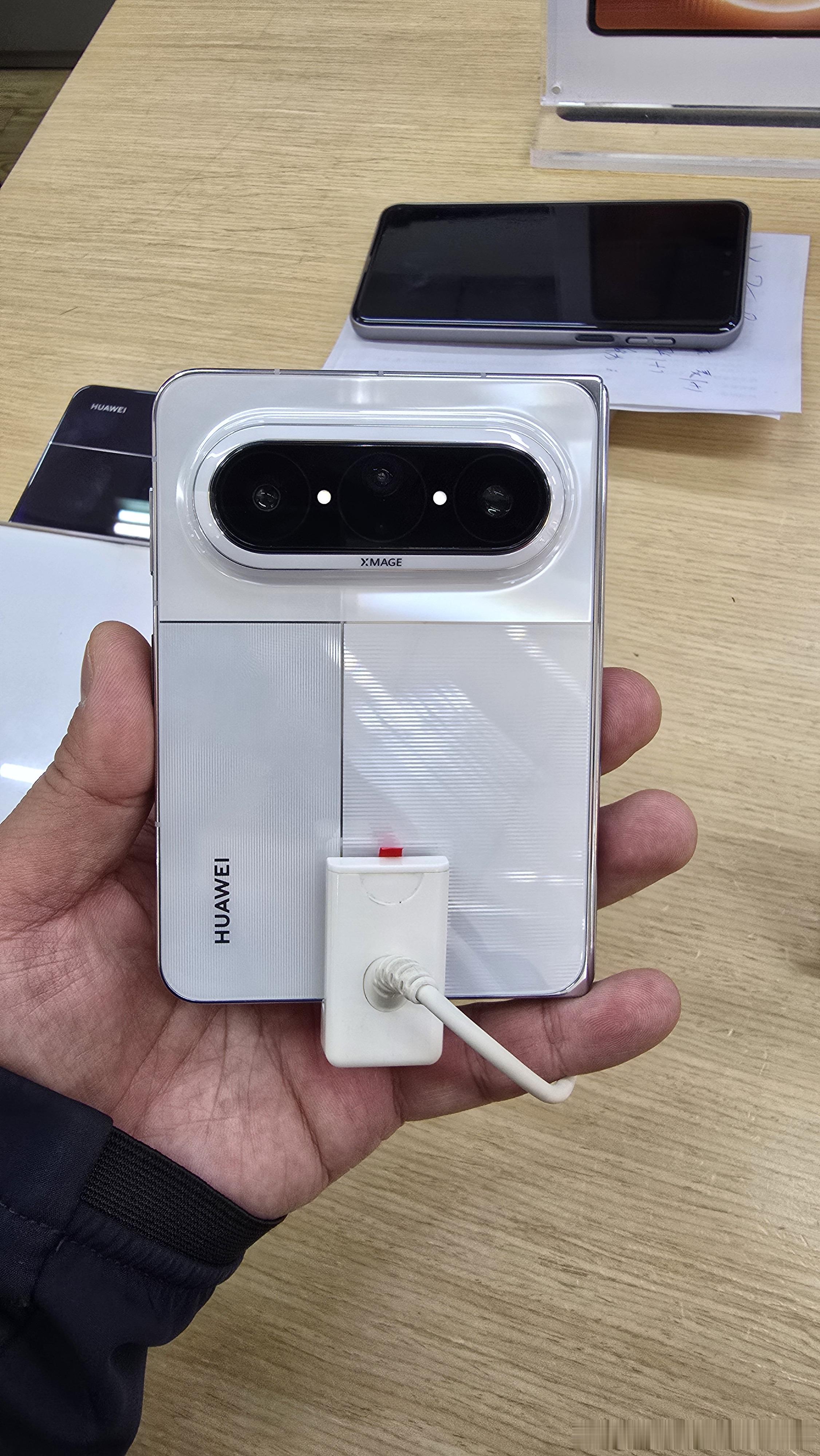 体验PuraXMAX，整体观感还不错，但是这个尺寸的话，手小的还得适应些时间