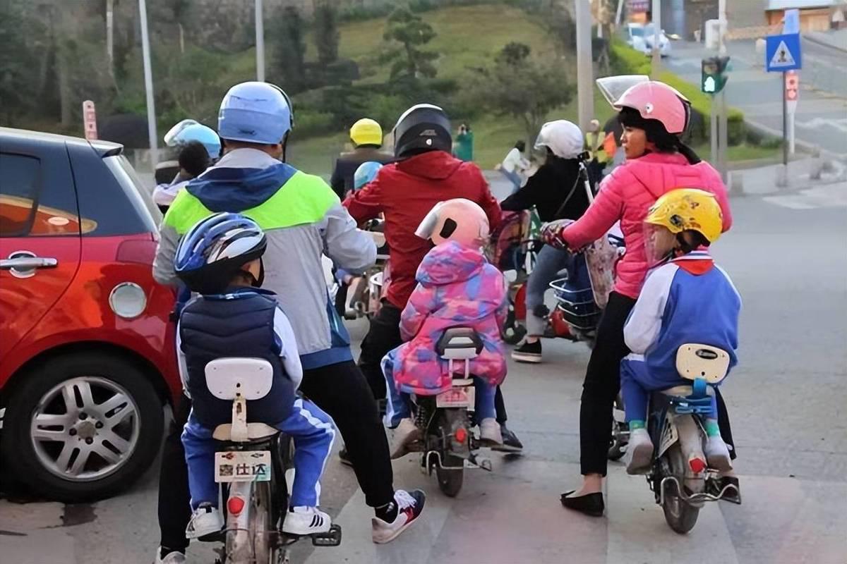 电动车严查期，老百姓这么接娃出行，连专家也赞成，交警乐了电动车严查期间，不