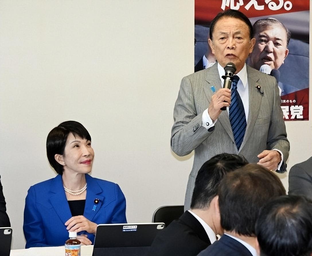 演砸了！高市早苗假退一步，麻生太郎立刻掀桌，日本右翼的涉台双簧戏骗不了谁！
