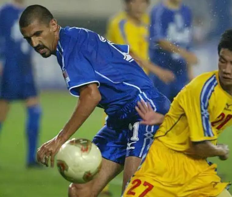 2003年的甲A赛场，天津泰达又贡献了一出“足坛笑话”——把一位匈牙利前锋当成“