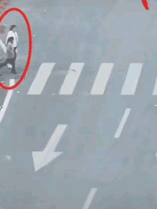 这个该怎么处理？一对母女从人行横道过马路，一辆黑色小车驶到母女跟前，虽然及时刹住