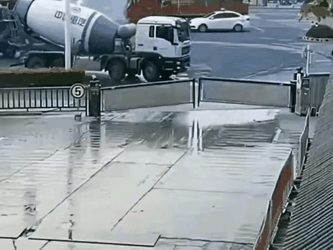 遇到这种情况得等一等，司机确实看不到，这属于盲区。这位算是幸运的，别以为谁都会给