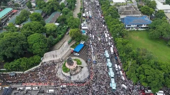 6月30日，菲律宾首都马尼拉主干道彻底瘫痪，数万民众涌上街头游行抗议，直接逼得总