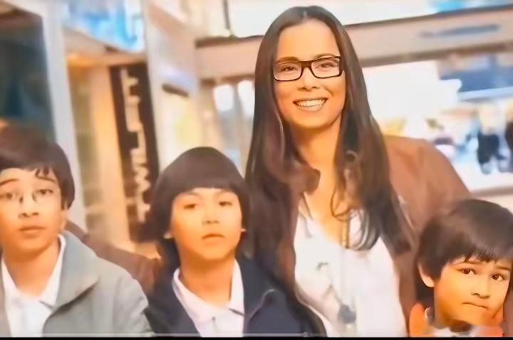 网友曝料，那个曾以生混血儿为荣的女歌手儿子都三十了还靠她养，真是苦逼。想当年连