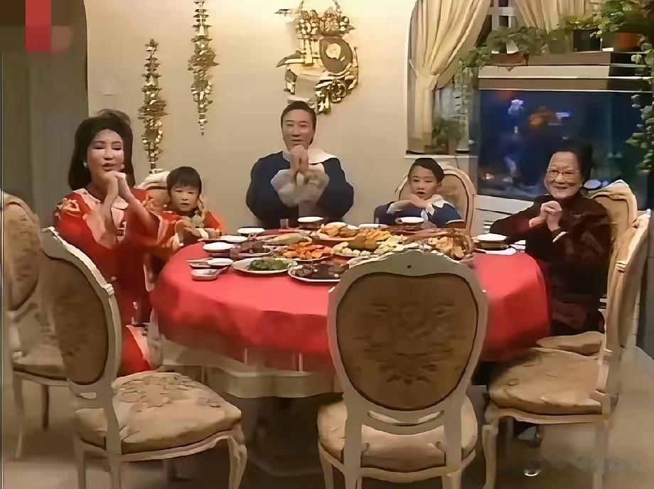 1986年谢贤一家除夕夜旧照引发热议！谢霆锋6岁、谢婷婷4岁，大宅、佣人、丰盛年