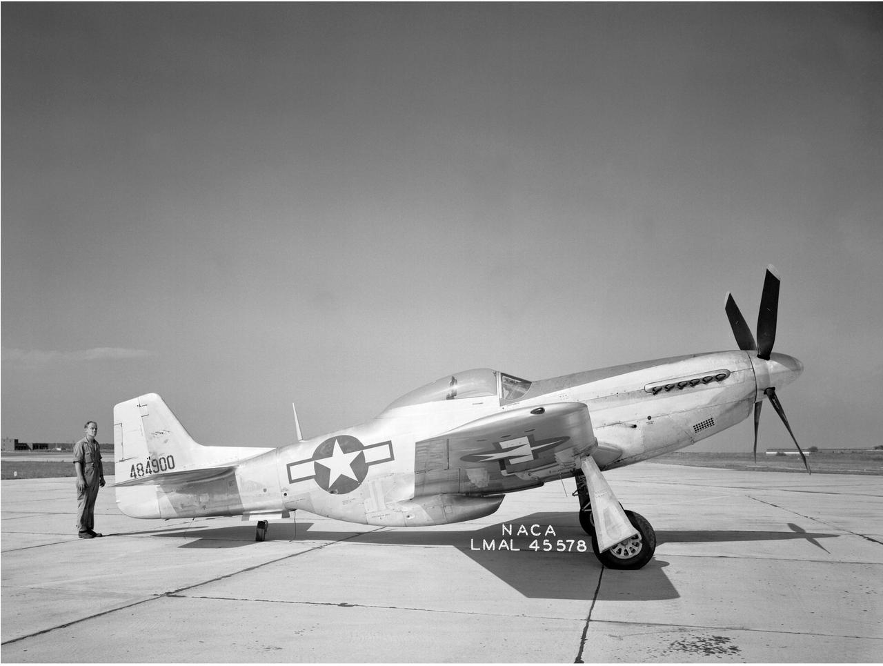 二战期间，一架美国P-51“野马”战斗机停放在NACA机场。P-51“野马”战