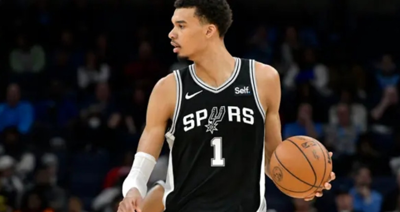 圣安东尼奥马刺官方宣布，球队中锋文班亚马和后卫斯蒂芬·卡斯尔将缺席周三对阵波特兰