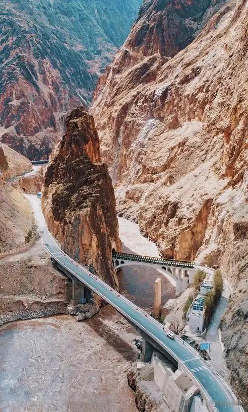 1953年怒江大桥建成时，一个排长纵身跳入江中壮烈牺牲，时至今日，怒江大桥不允许