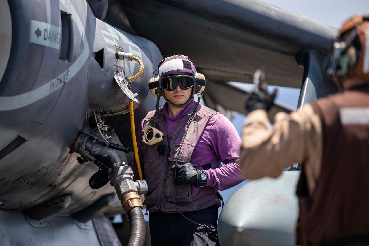 美国海军两栖攻击舰上的AV-8B舰载攻击机和F-35B舰载隐形战斗机，这些美制战