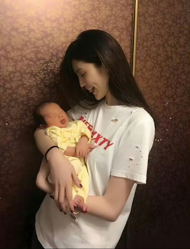 陈伟霆何穗儿子长牙了好幸福的家庭，爸爸陈伟霆是香港明星，妈妈是国际超模，真是小说
