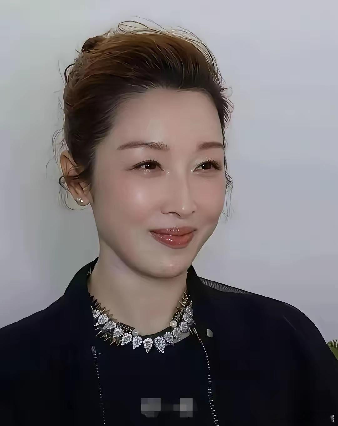 五十二岁的孙悦还真是传说中的逆生长。别人越长越老，越丑，而孙悦却越长越粉嫩，越来