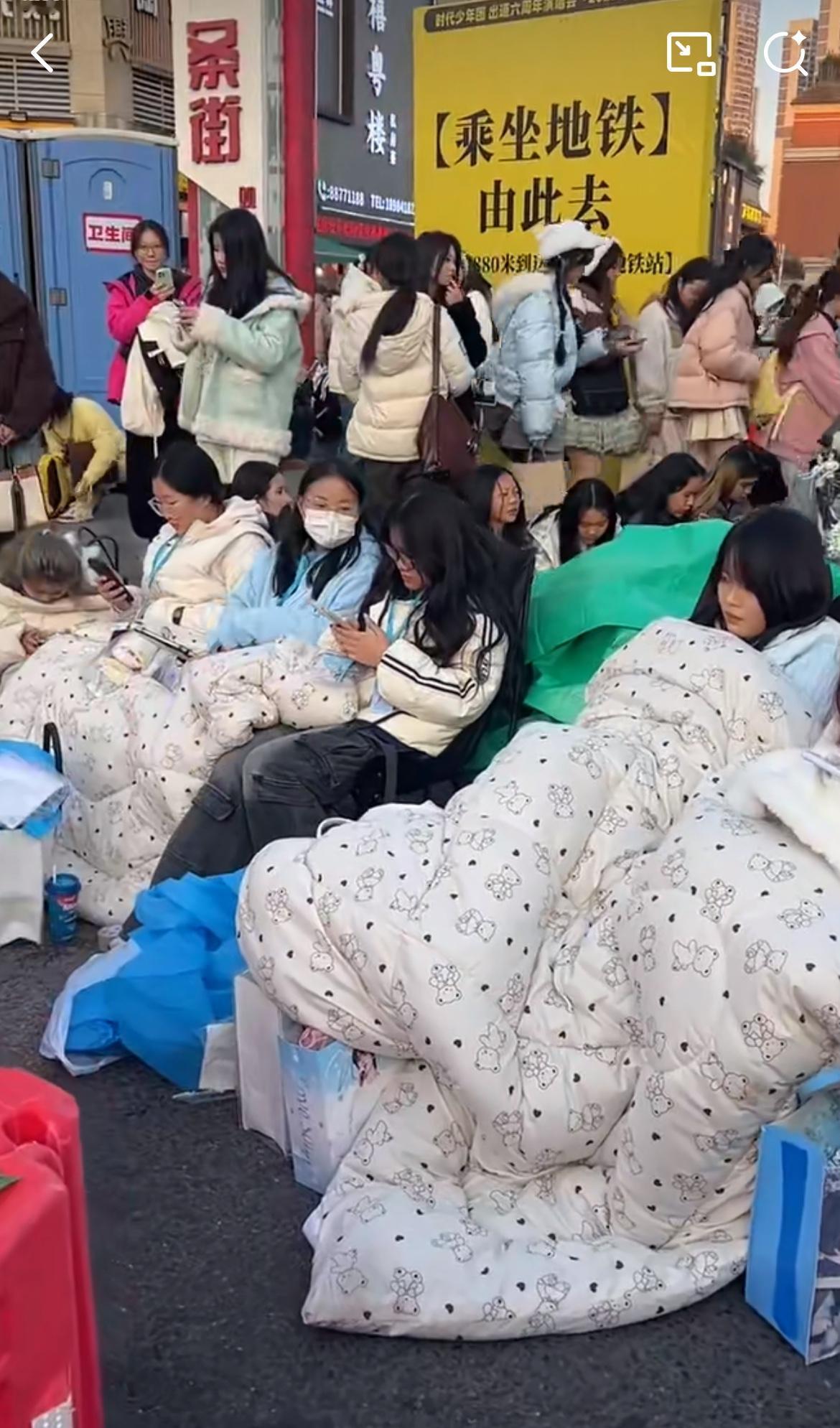 贵阳某少年团演唱会，提前3天来排队的一众小仙女们，为了省钱，不住酒店，随身带着被