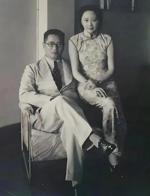 1927年，宋子文要在庐山盖别墅，看中了包工头二十岁的女儿。姑娘端茶时随口叫了一